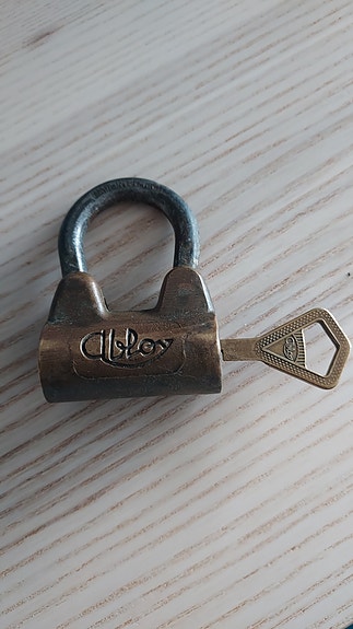 Vanha ABLOY HARDENED lukko ja avain.
