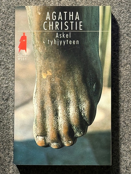 Agatha Christie - Askel tyhyyteen - Kirja