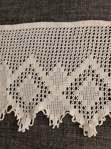 Kaunis käsin virkattu pitsi kappa 27 x 150 cm