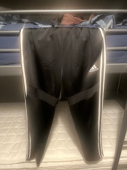 Adidas verkkarit.