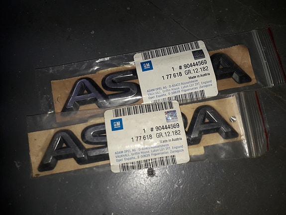 Takaluukun Opel nimikyltti Opel Astra-F
