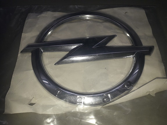 Takaluukun Opel merkki Astra-J