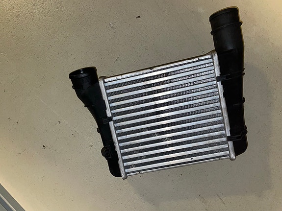 AUDI A4 B6 VÄLIJÄÄHDYTIN