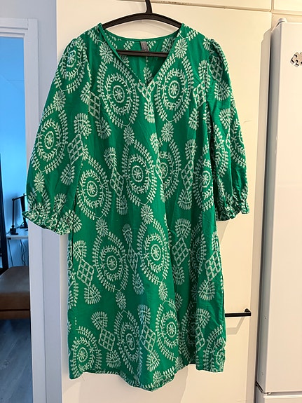 Koristeellinen, ihana, monikäyttöinen mekko