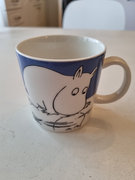 Muumimuki Muumipeikko jäällä