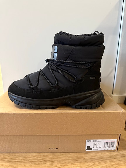 Ugg Yose Puffer Mid 39