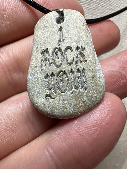 Kiven kaulakoru tekstillä I rock you ! Aito kivi nauhalla