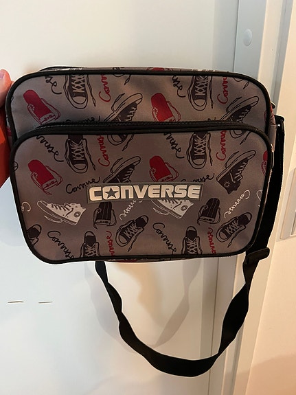 Conversen olkalaukku kenkäprintillä