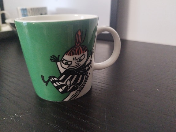 Muumimuki pikku myy liukumäessä