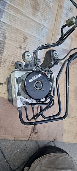 Volvo V70 mk3 D5 Summum 2008, abs hydraulipumppu 31261142