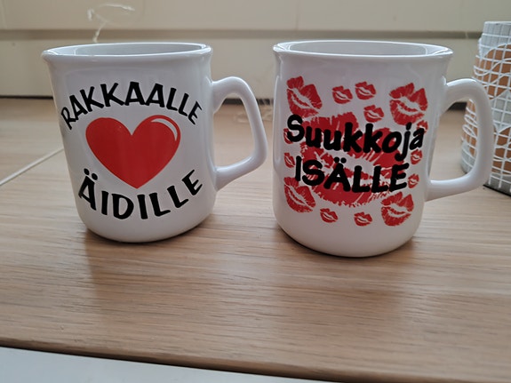 "rakkaalle äidille" & "suukkoja isälle" mukit