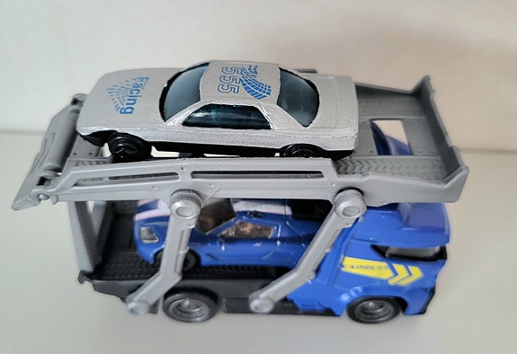 Rekka-auto ja 2 autoa. Autot liikkuu hyvin