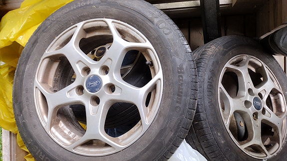 Ford Mondeon kesärenkaa kauniilla alumiinivanteilla