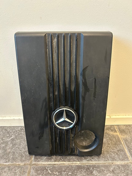 Mercedes-Benz C 180 kompressor moottorin päällismuovi