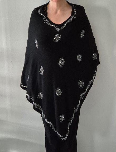 Uusi käsin tehty musta poncho / viitta