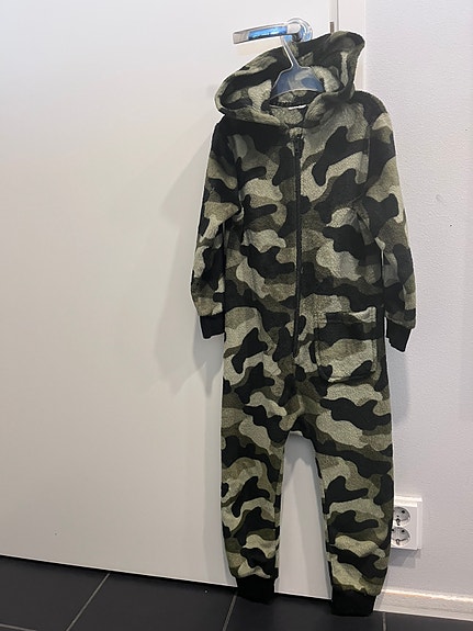 Pehmeä jumpsuit 110/116