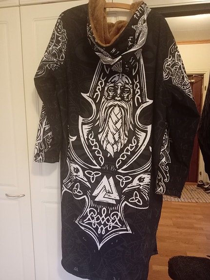 Viikinkiaiheinen lämmin takki