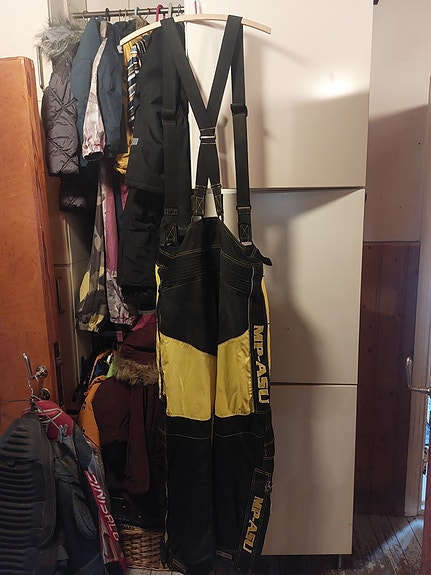Motocross varusteita, hinnat kuvauksessa
