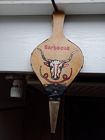 Barbecue merkkiset vanhat palkeet, härkä kuva.