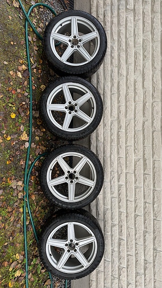Renkaat vanteilla 5-puolainen alumiinivanne