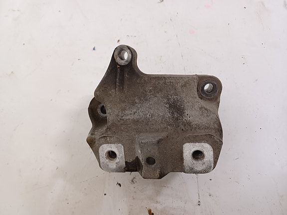 VW Touran 2010-2015 Vaihdelaatikon kiinityskorvake 1K0199117AH