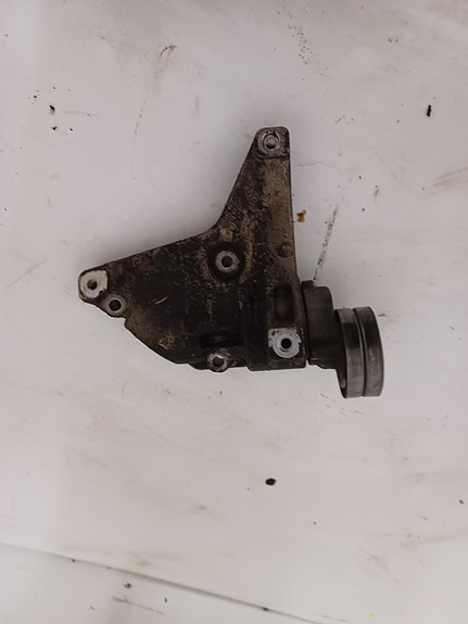VW Touran 2010-2015 Laturin kiinnike 03F260885