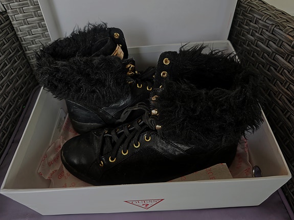 Guess talvitennarit mustat 38