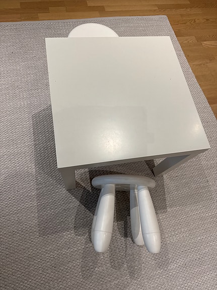 Ikea Lack pöytä ja 2 Mammut jakkaraa
