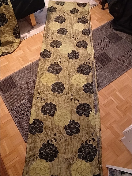 Vihreän mustat pitkät verhot
