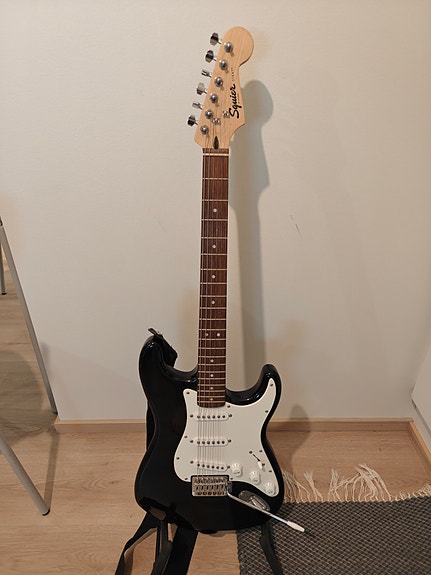 Squier Strat sähkökitara