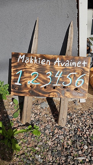Mökkien avaimet kyltti