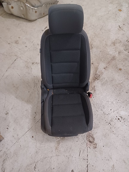 VW Touran 2010-2015 Istuin oikea etu 1K4881106PH