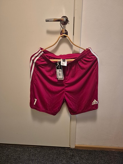 Adidas  pelishortsit koko L viininpunainen