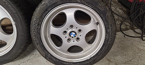 BMW 17" vanteet ajamattomilla kitka renkailla ET46