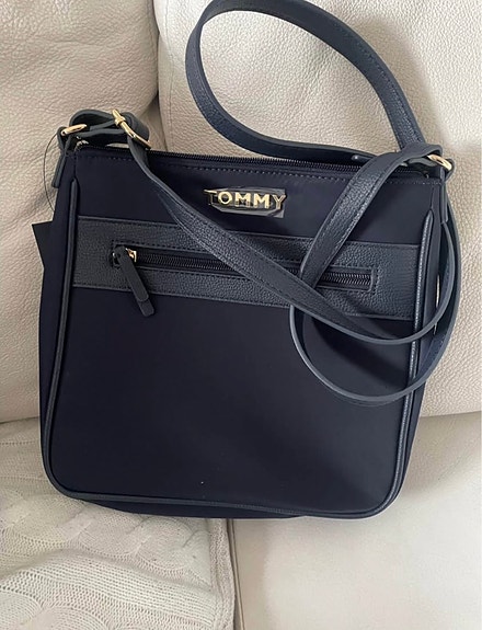 Tommy Hilfiger olkalaukku