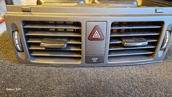 Mercedes W/S204 kojetaulun keski-ilmastointisäleikkö ja kytkimet. Täydellinen.