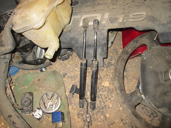 Volkswagen Passat Takaluukunkaasujouset