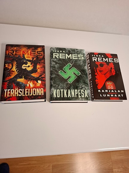 Kolme Ilkka Remeksen kirjaa