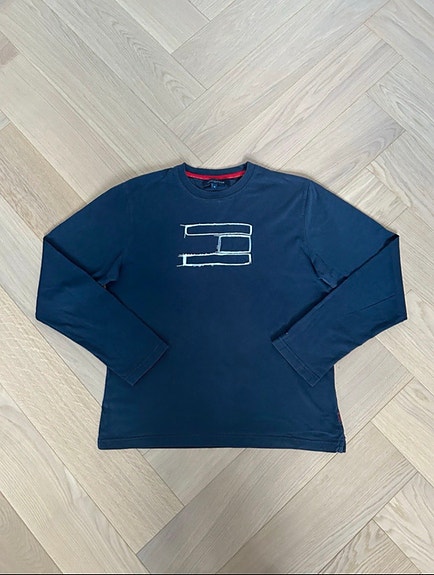 Tommy Hilfiger tummansininen pitkähihainen paita