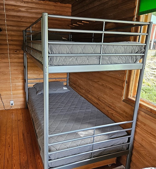 Kaksi harmaata päiväpeittoa