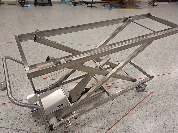 Hydraulinen nostopöytä vaa'alla.