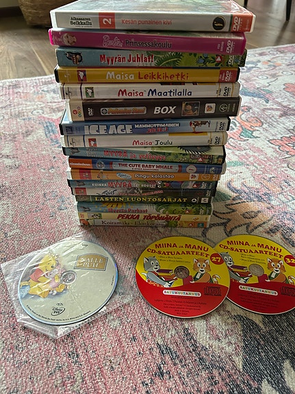 Kasa lasten DVD-sarjoja ja -elokuvia ja cd-äänikirjoja