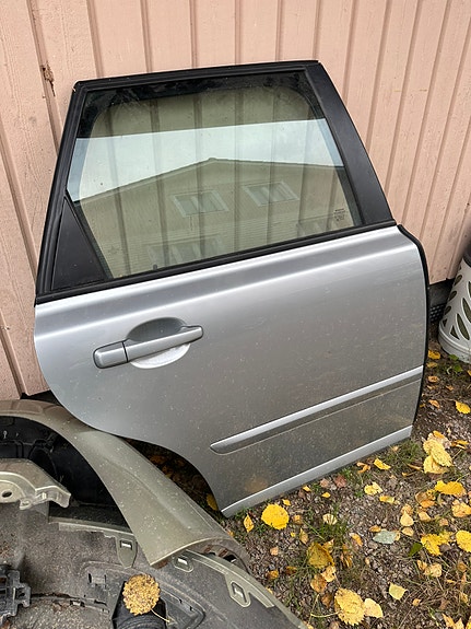 Volvo v50 oikea takaovi