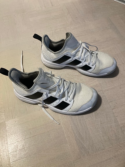 Adidas sisäpelikengät