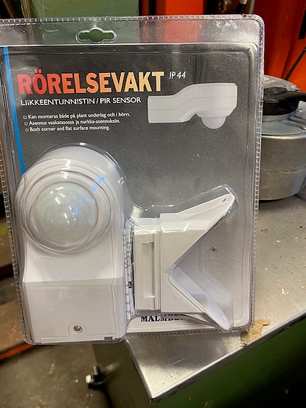 Liiketunnistin hämäräkytkimellä