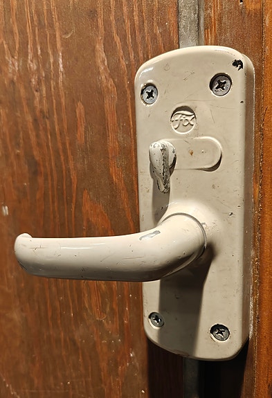 Assa Fix 280 pitkäsalvan painike autotallin oveen.