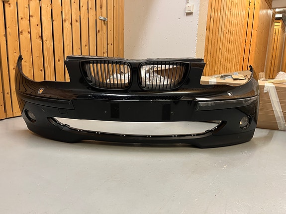 Etupuskuri BMW 1-sarja musta