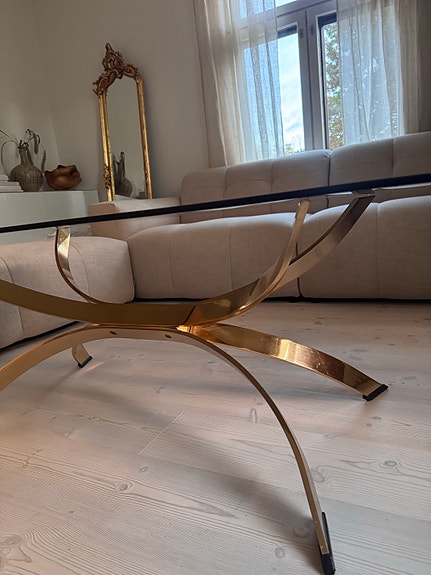 Myydään design lasipöytä messinkijaloilla