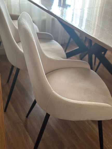 Vähän käytetty melkein uutta ,vaaleanbeige tuolia samettiverhoilu
