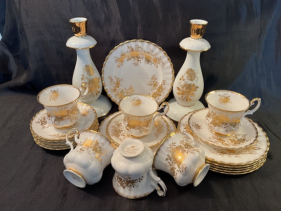 Royal Albert Antoinette  posliini kahvikupit 6 kpl + kynttilänjalka 2 kpl.